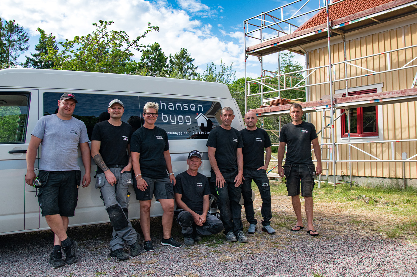 Gruppbild på alla hantverkare på Hansen Bygg, byggfirma i Uppsala.