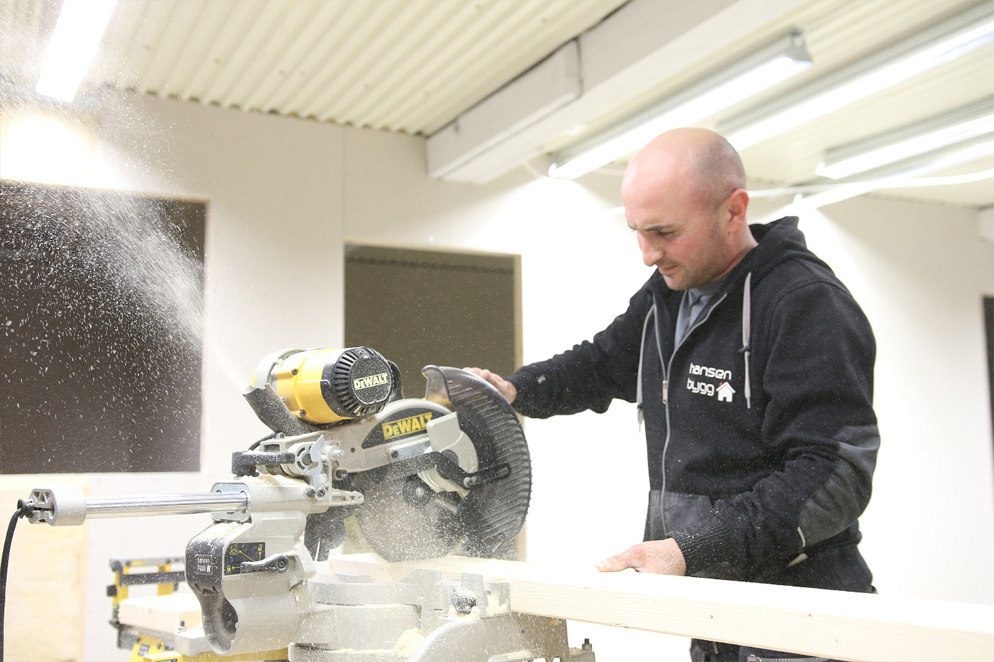 Hantverkare på Hansen bygg i Uppsala förbereder med byggmaterial.