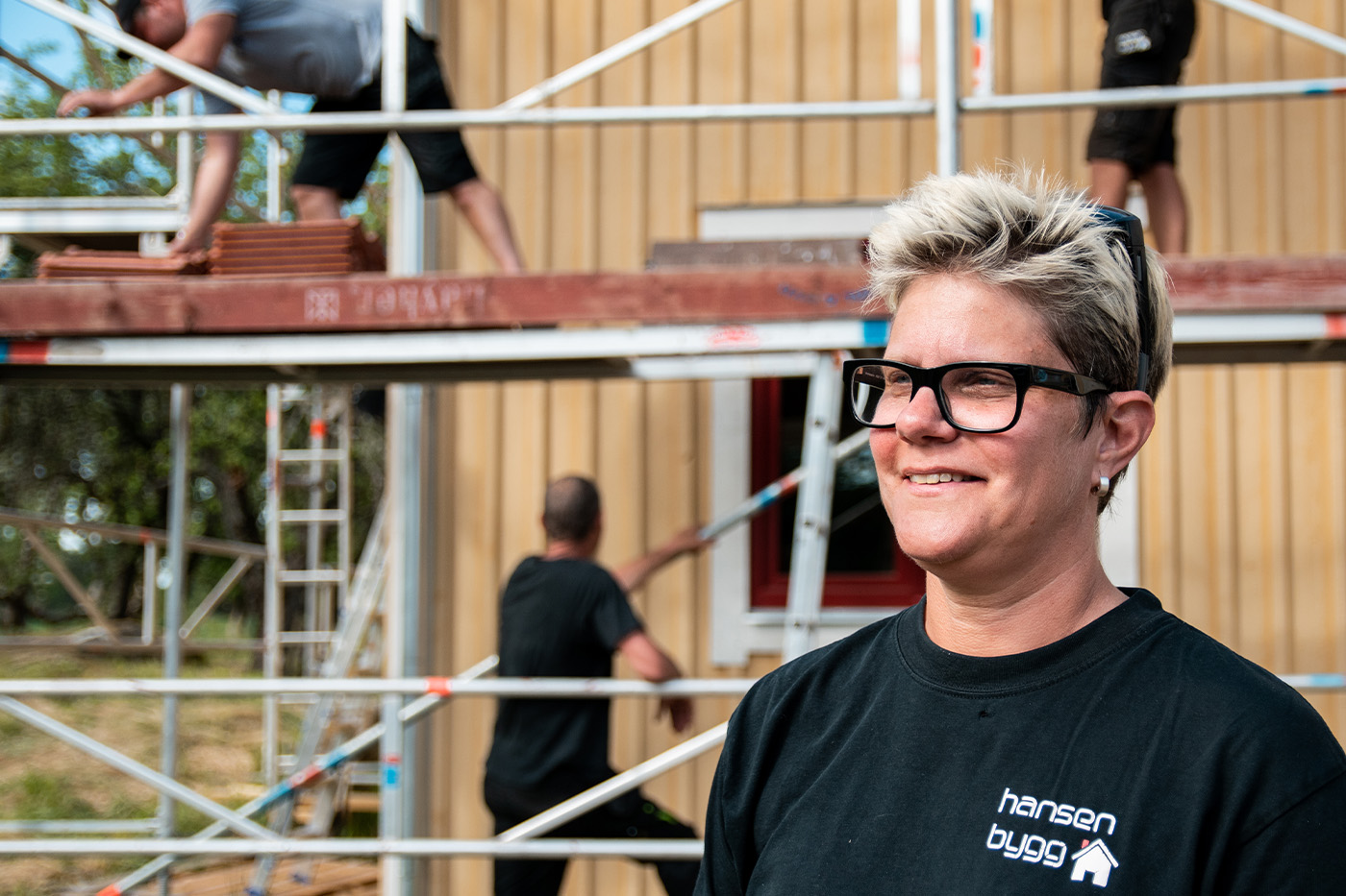 Ägare av Hansen bygg i Uppsala står framför medarbetarna som håller på att byta tak på villa i Uppsala.